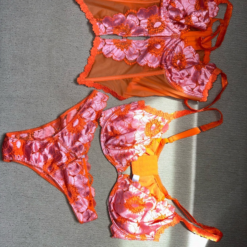 SAVAGE X FENTY PERFECT POPPIES COMPLETE SET BUSTIER AND BRA + PANTY SET